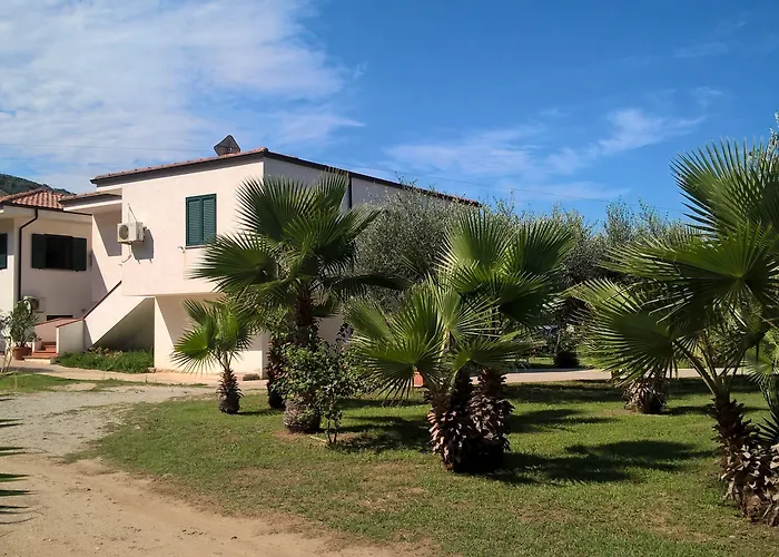 מלון Villaggio Borgo Marino