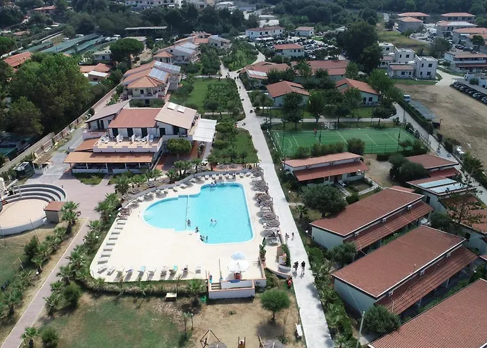 מלון Villaggio Borgo Marino